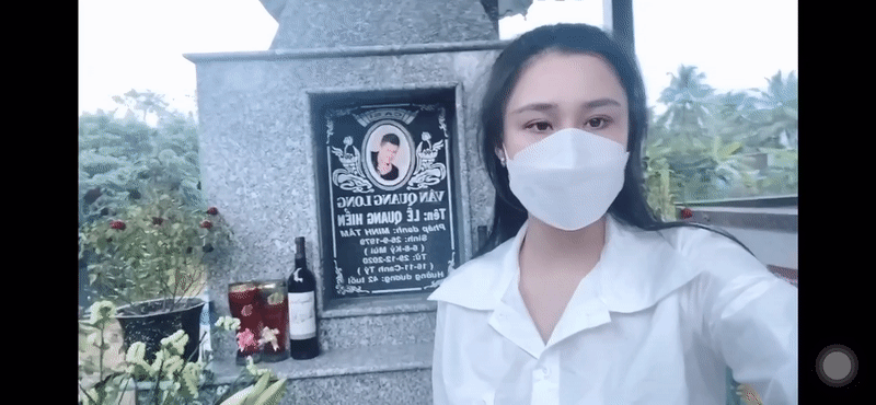 Vợ và con gái tới thăm mộ Vân Quang Long trong ngày giỗ đầu, xúc động nhất là khoảnh khắc này!-2