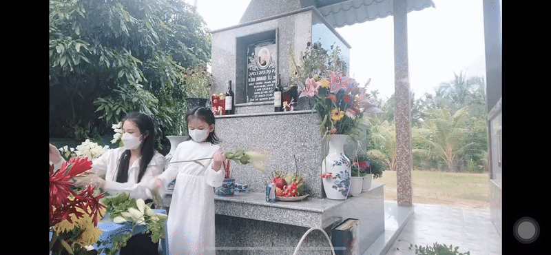 Vợ và con gái tới thăm mộ Vân Quang Long trong ngày giỗ đầu, xúc động nhất là khoảnh khắc này!-4
