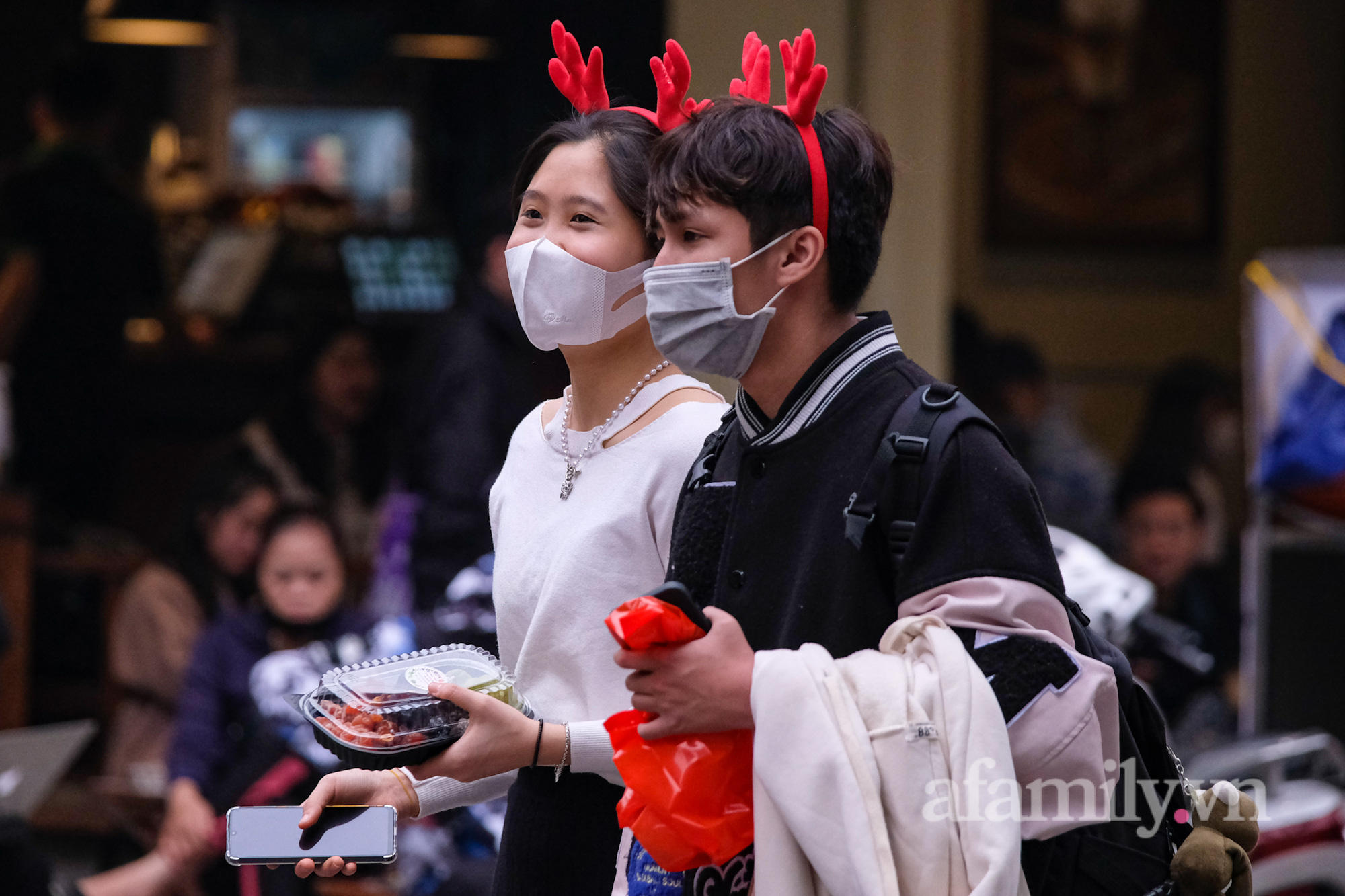 Hà Nội vừa ghi nhận số F0 cao nhất từ trước đến nay, người dân vẫn đổ xô lên Hàng Mã, Nhà thờ Lớn vui chơi Giáng sinh-10