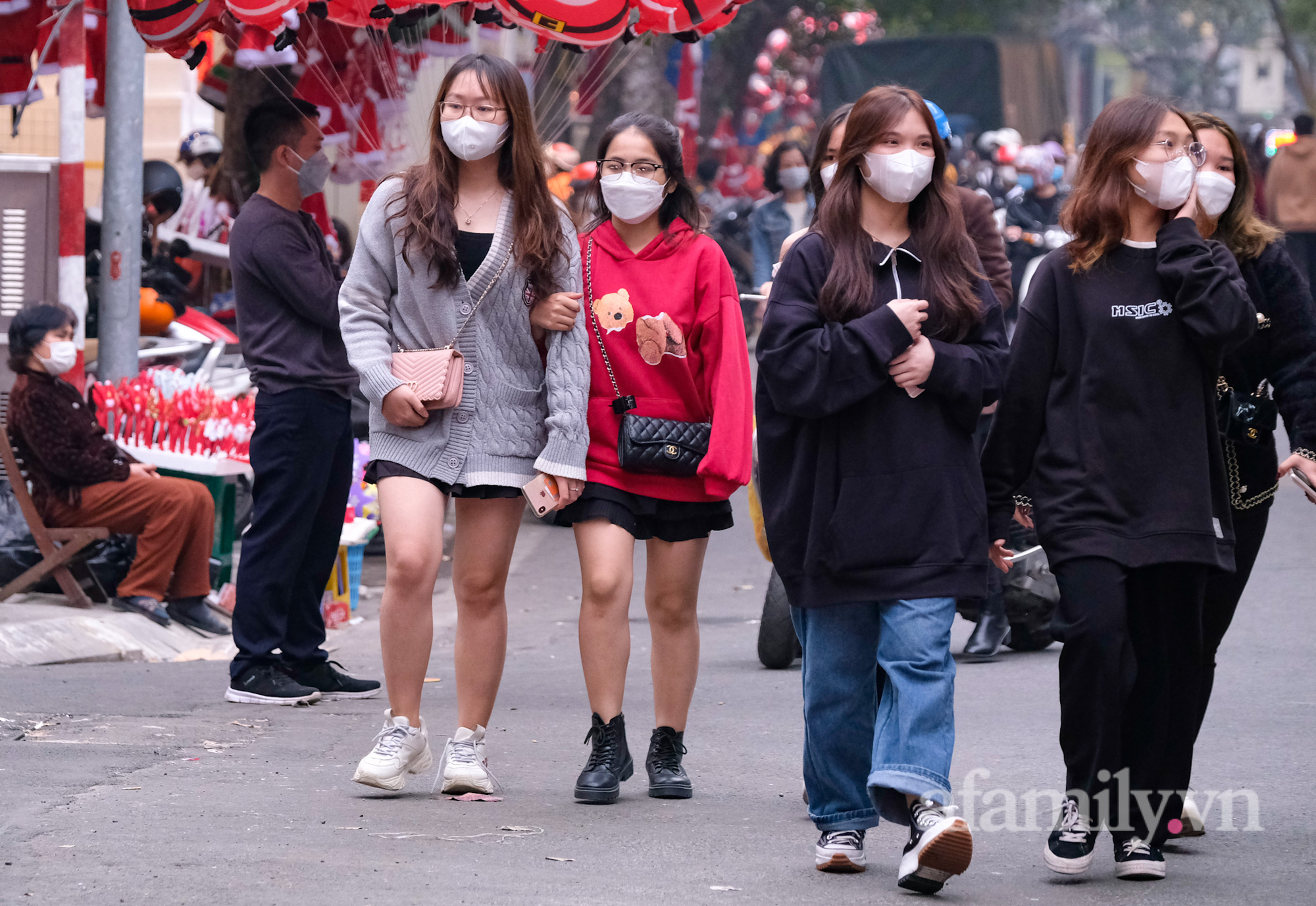 Hà Nội vừa ghi nhận số F0 cao nhất từ trước đến nay, người dân vẫn đổ xô lên Hàng Mã, Nhà thờ Lớn vui chơi Giáng sinh-5