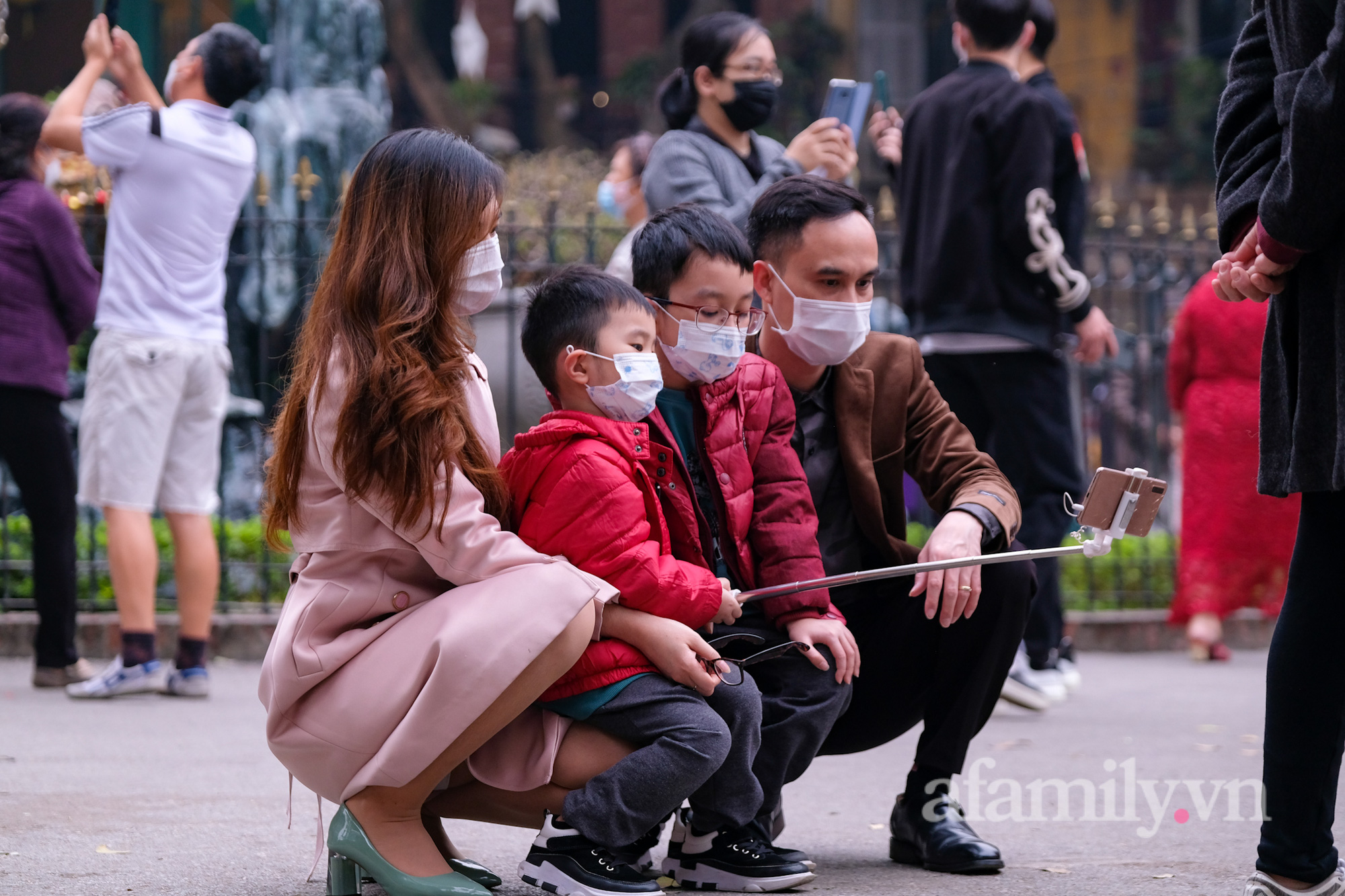 Hà Nội vừa ghi nhận số F0 cao nhất từ trước đến nay, người dân vẫn đổ xô lên Hàng Mã, Nhà thờ Lớn vui chơi Giáng sinh-6