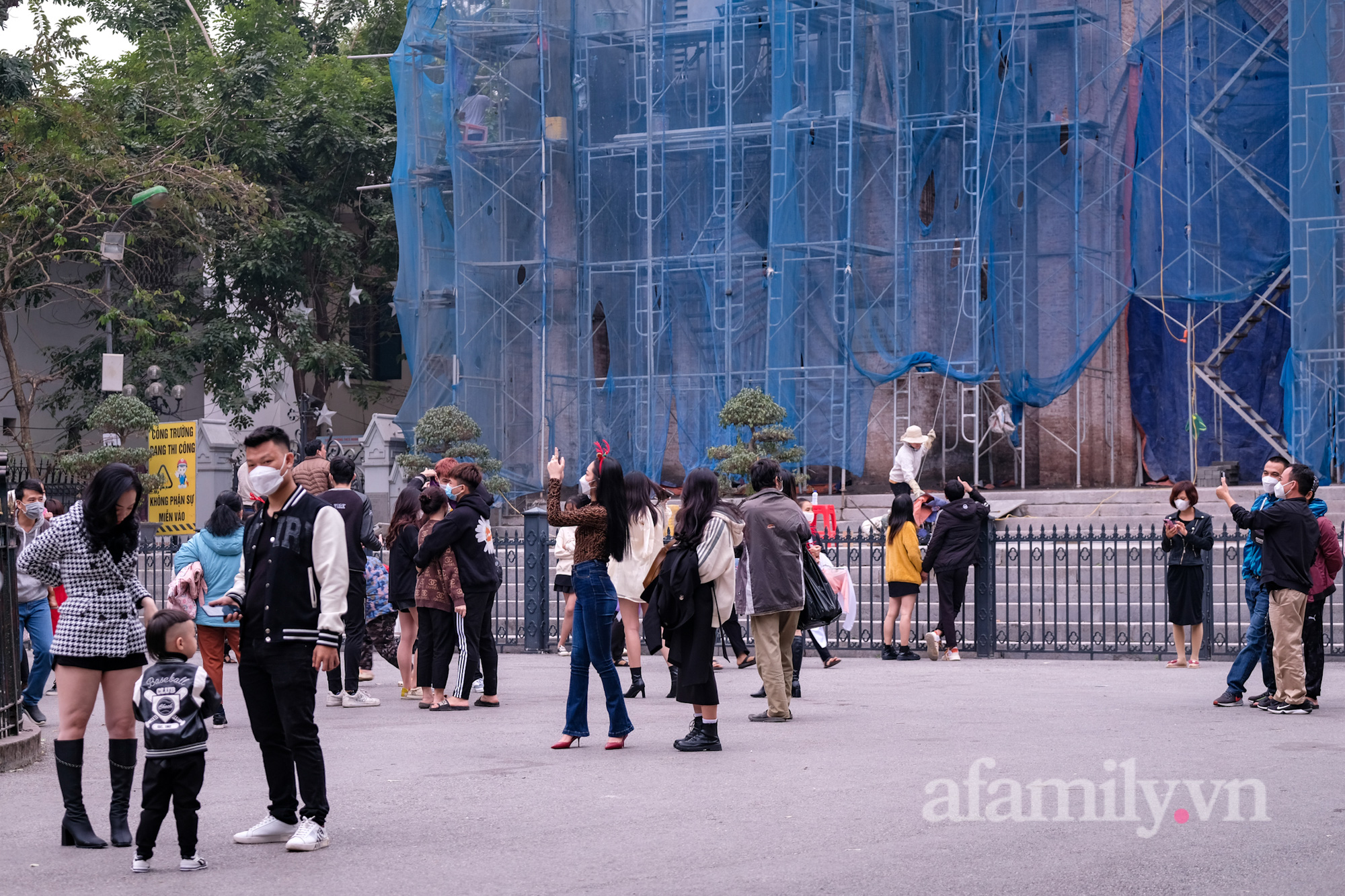Hà Nội vừa ghi nhận số F0 cao nhất từ trước đến nay, người dân vẫn đổ xô lên Hàng Mã, Nhà thờ Lớn vui chơi Giáng sinh-3