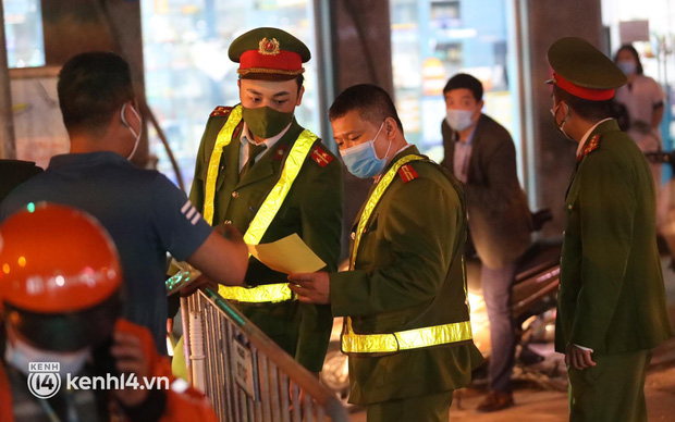 Nhà thờ Lớn Hà Nội đêm Noel: Chỉ những người có giấy mời, test nhanh Covid-19 mới được vào dự lễ-12