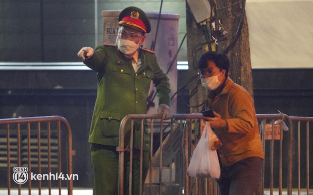 Nhà thờ Lớn Hà Nội đêm Noel: Chỉ những người có giấy mời, test nhanh Covid-19 mới được vào dự lễ-14