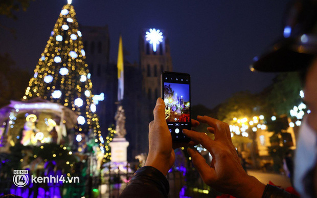Nhà thờ Lớn Hà Nội đêm Noel: Chỉ những người có giấy mời, test nhanh Covid-19 mới được vào dự lễ-16