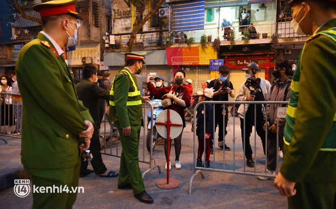 Nhà thờ Lớn Hà Nội đêm Noel: Chỉ những người có giấy mời, test nhanh Covid-19 mới được vào dự lễ-7