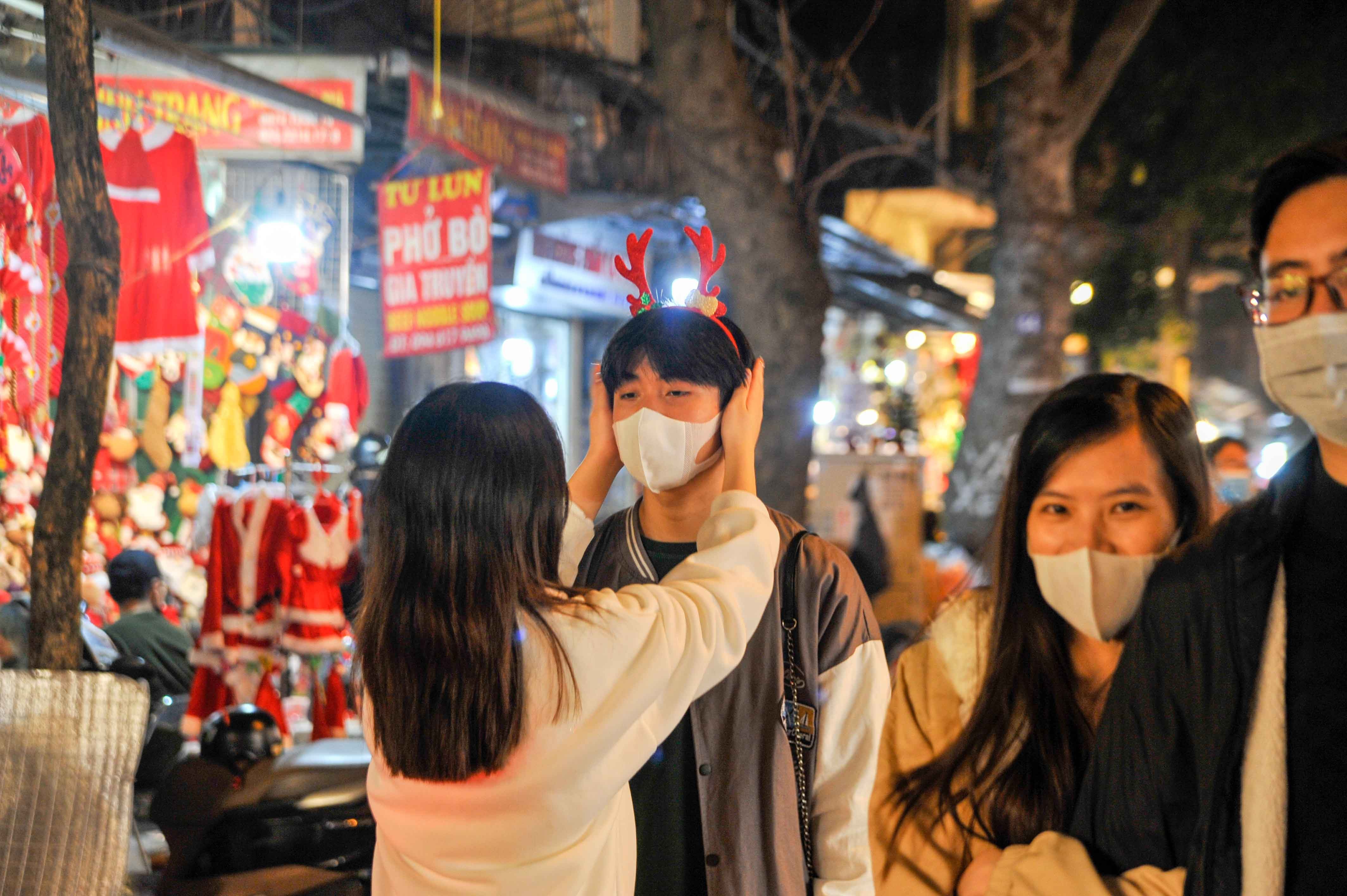 Đêm Giáng sinh đặc biệt ở Thủ đô giữa mùa Covid-19-6
