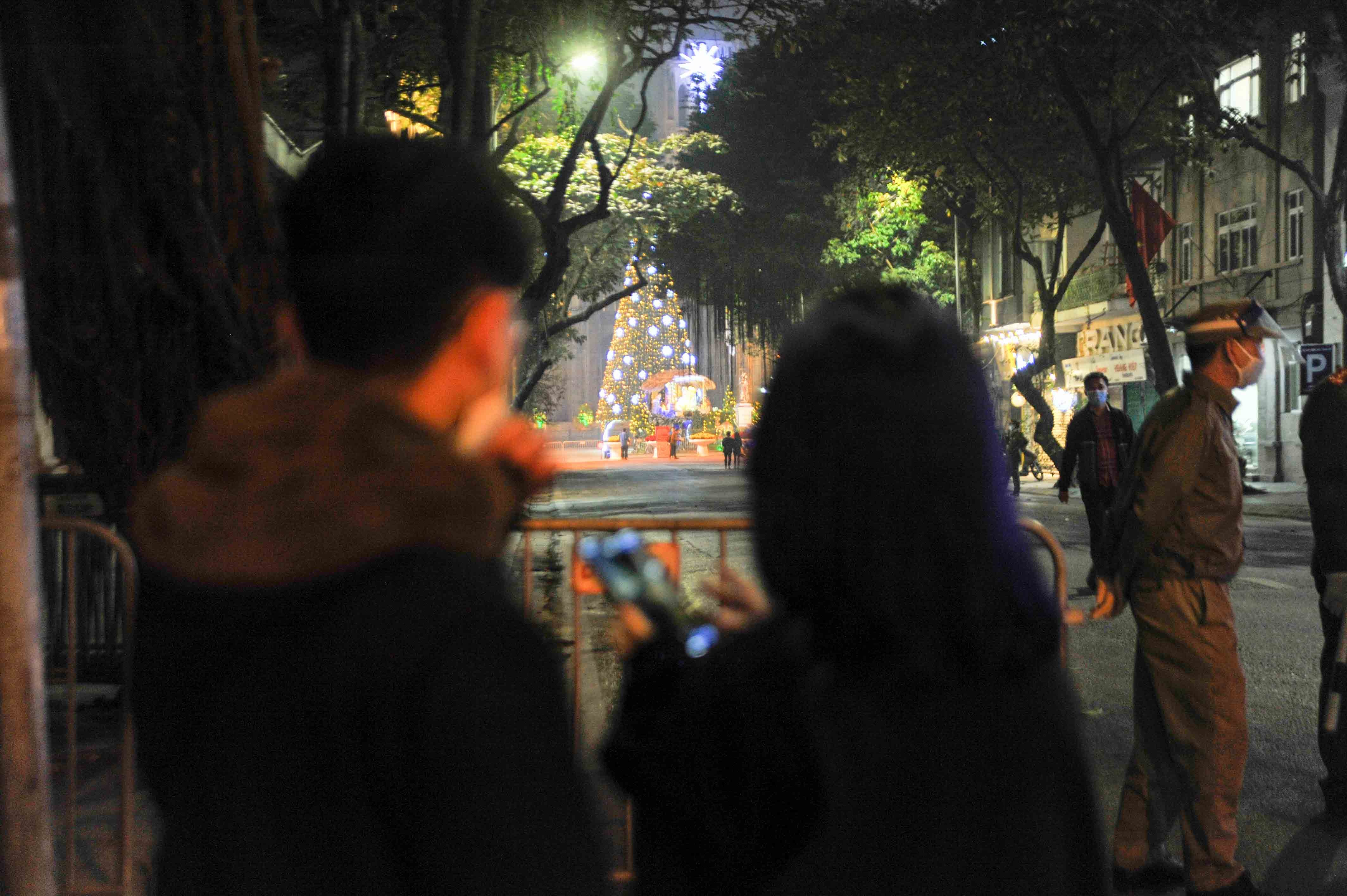 Đêm Giáng sinh đặc biệt ở Thủ đô giữa mùa Covid-19-14