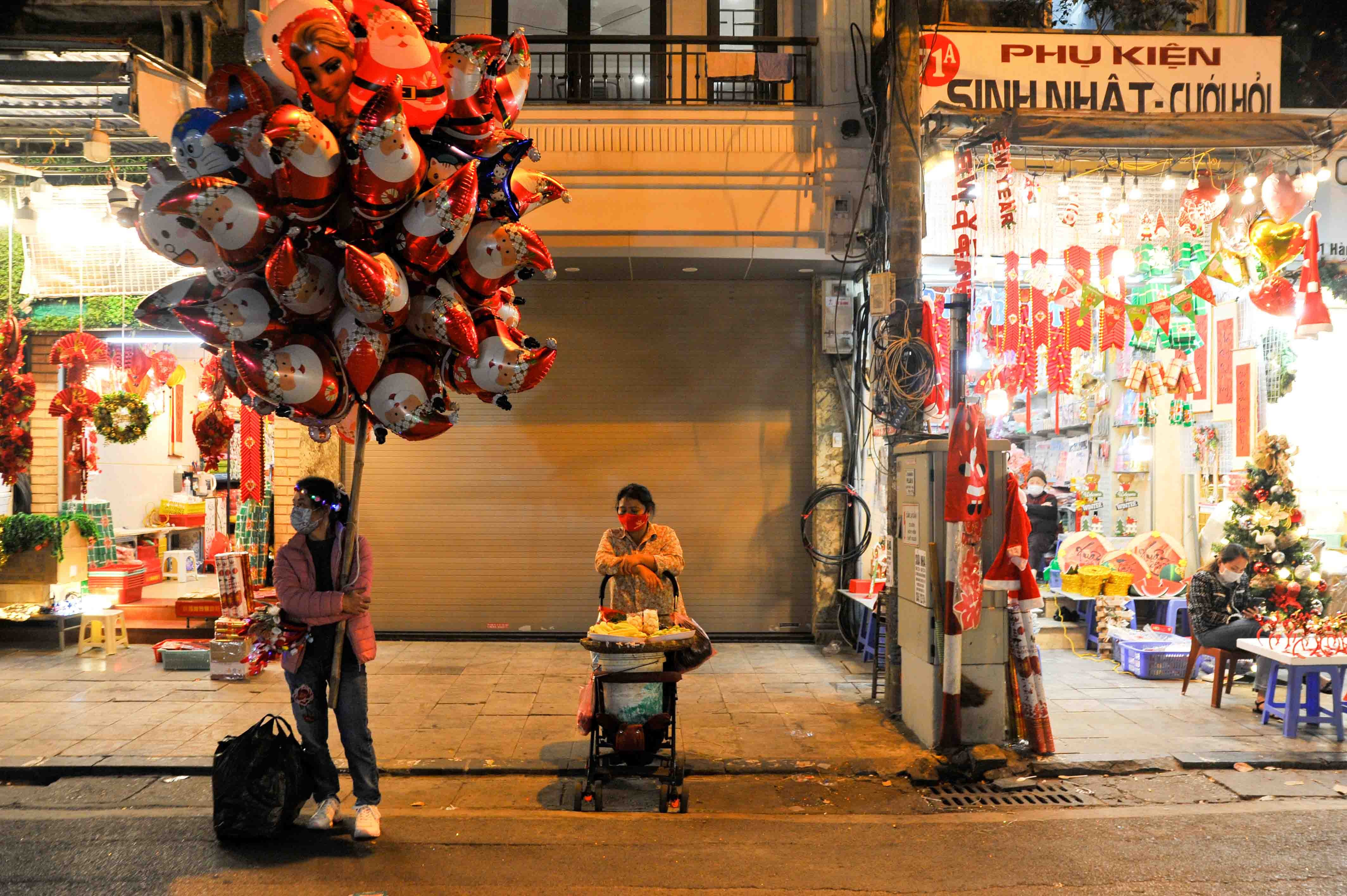 Đêm Giáng sinh đặc biệt ở Thủ đô giữa mùa Covid-19-12