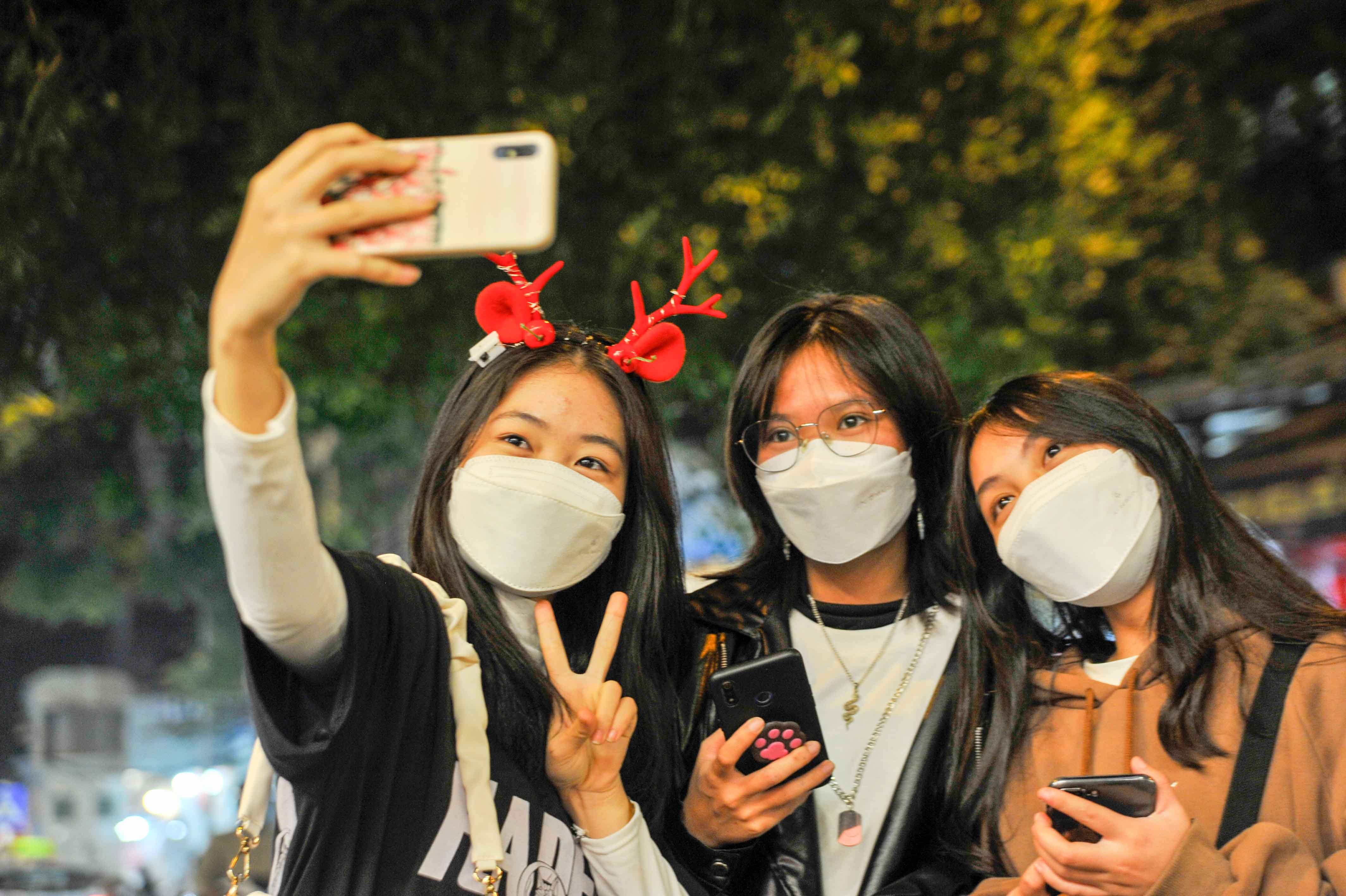 Đêm Giáng sinh đặc biệt ở Thủ đô giữa mùa Covid-19-3