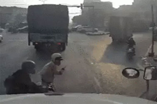 Cận cảnh hoa đào, lê nở sớm tưng bừng sắc xuân xuống phố-1