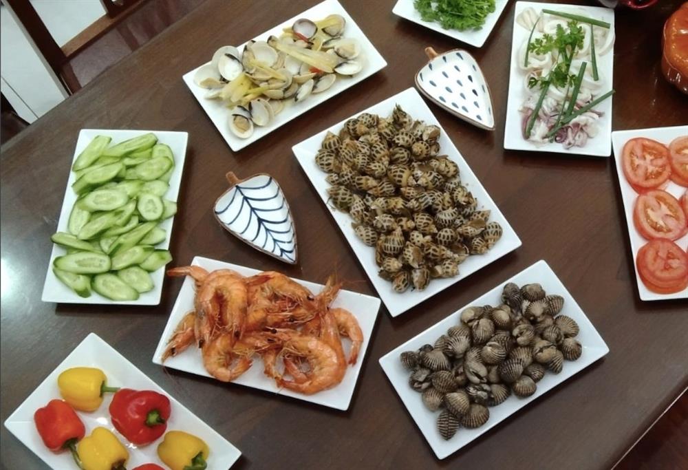 Kinh hãi đủ trò chơi bẩn khách hàng của nhân viên phục vụ-1