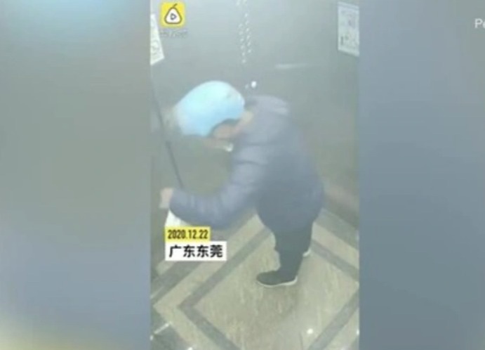 Kinh hãi đủ trò chơi bẩn khách hàng của nhân viên phục vụ-2