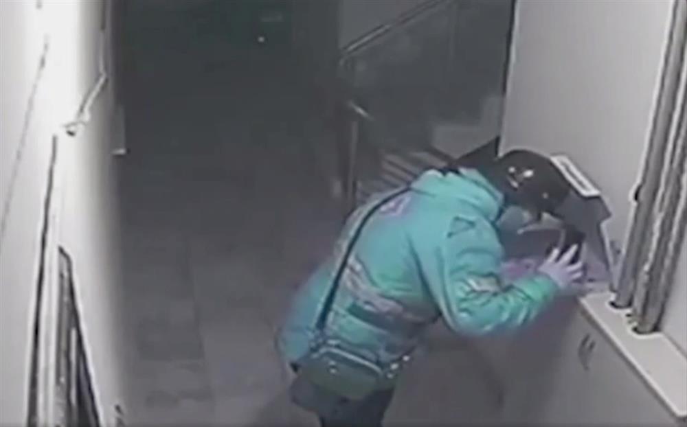 Kinh hãi đủ trò chơi bẩn khách hàng của nhân viên phục vụ-3