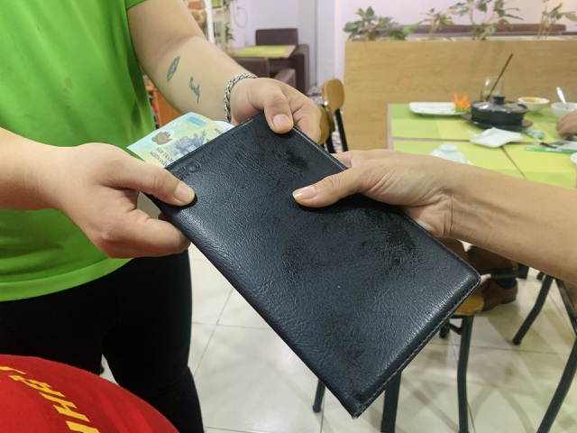 Kinh hãi đủ trò chơi bẩn khách hàng của nhân viên phục vụ-4