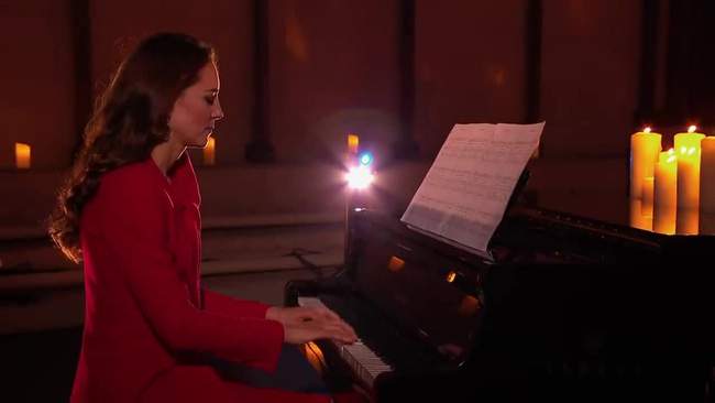 Khoảnh khắc Công nương Kate làm hành động chưa từng thấy trước công chúng khiến mọi người kinh ngạc, vỡ òa cảm xúc-1