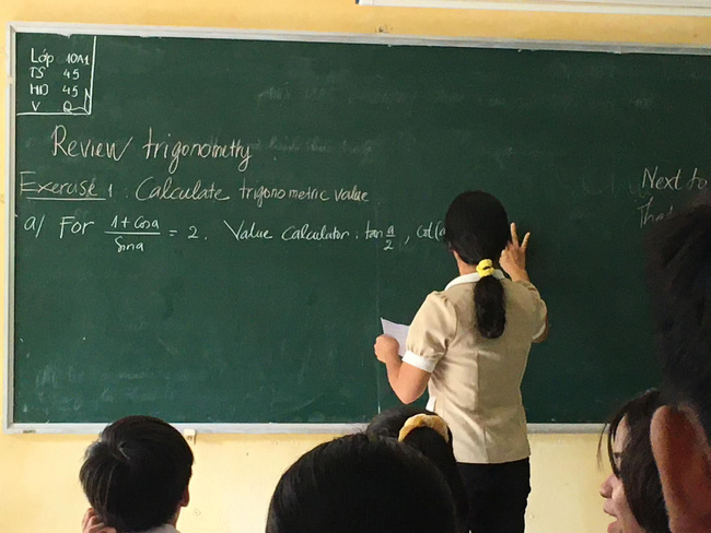 Cô giáo Toán bước vào lớp, viết vỏn vẹn 3 dòng lên bảng mà học sinh hú hét phấn khích: Đẳng cấp này tụi em chưa lường trước được!-1