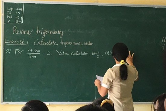 Cô giáo Toán bước vào lớp, viết vỏn vẹn 3 dòng lên bảng mà học sinh hú hét phấn khích: Đẳng cấp này tụi em chưa lường trước được!