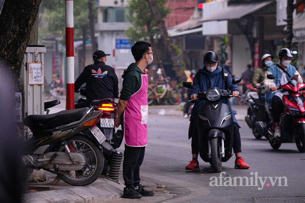 Quán phở nổi tiếng Hà Nội bê phở từ vùng cam” sang vùng vàng” bán cho khách-10