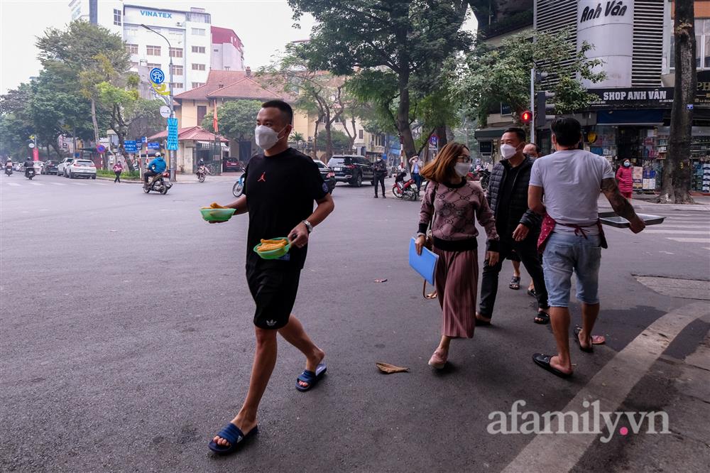 Quán phở nổi tiếng Hà Nội bê phở từ vùng cam” sang vùng vàng” bán cho khách-7