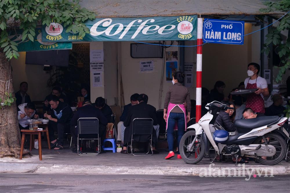 Quán phở nổi tiếng Hà Nội bê phở từ vùng cam” sang vùng vàng” bán cho khách-13