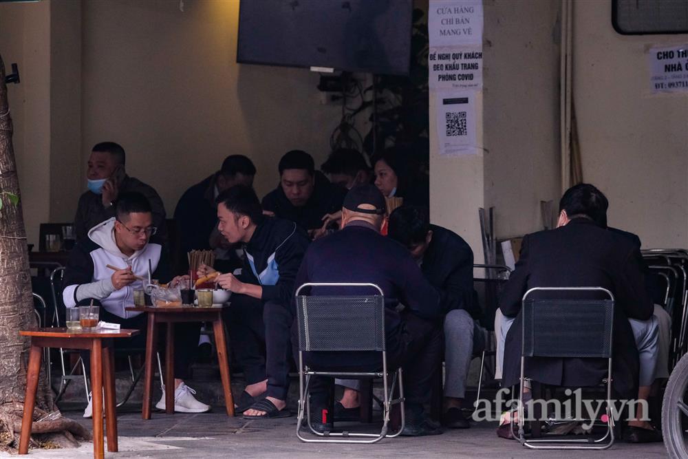 Quán phở nổi tiếng Hà Nội bê phở từ vùng cam” sang vùng vàng” bán cho khách-14