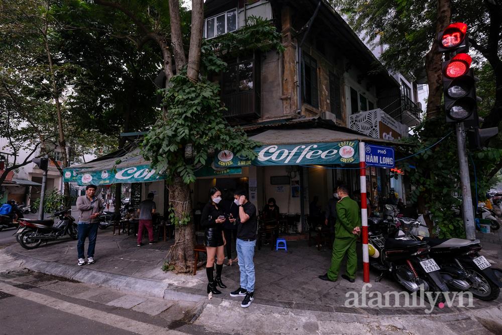 Quán phở nổi tiếng Hà Nội bê phở từ vùng cam” sang vùng vàng” bán cho khách-15