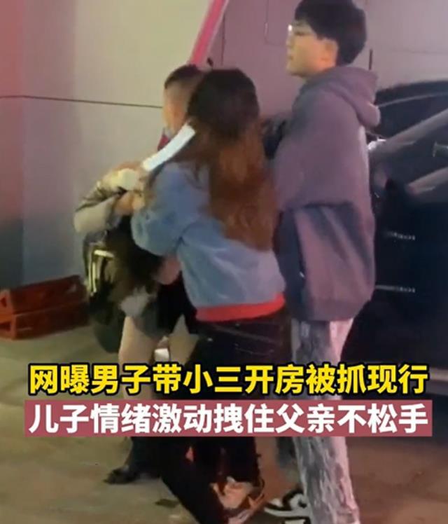 Bắt gặp chồng đu đưa với gái trẻ, vợ tức giận tấn công đối phương, hành động của con trai sau đó gây tranh cãi-1