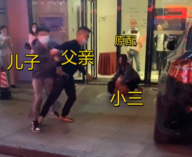 Bắt gặp chồng đu đưa với gái trẻ, vợ tức giận tấn công đối phương, hành động của con trai sau đó gây tranh cãi-2