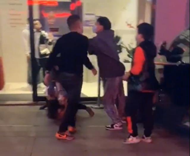 Bắt gặp chồng đu đưa với gái trẻ, vợ tức giận tấn công đối phương, hành động của con trai sau đó gây tranh cãi-3