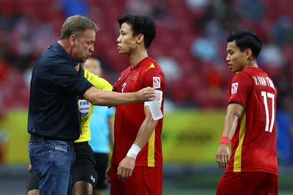 HLV tuyển Thái Lan bị tấn công trên mạng xã hội-1