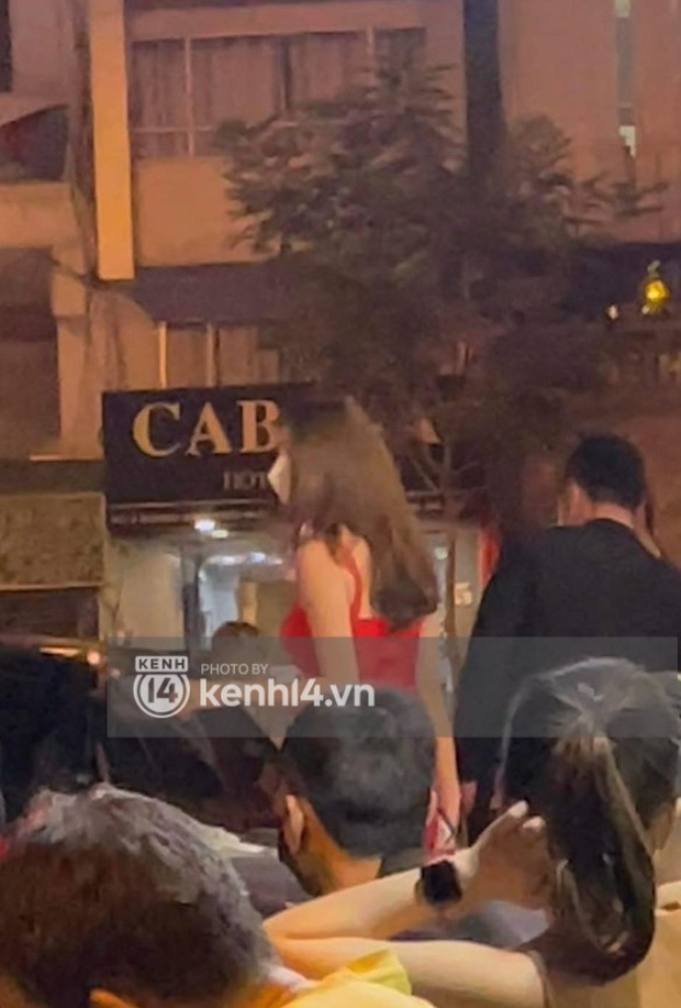 HOT: Tóm gọn đại gia Đức Huy đi xe 30 tỷ sánh đôi và có cử chỉ tình tứ với diễn viên Khánh My vào tối Noel!-1