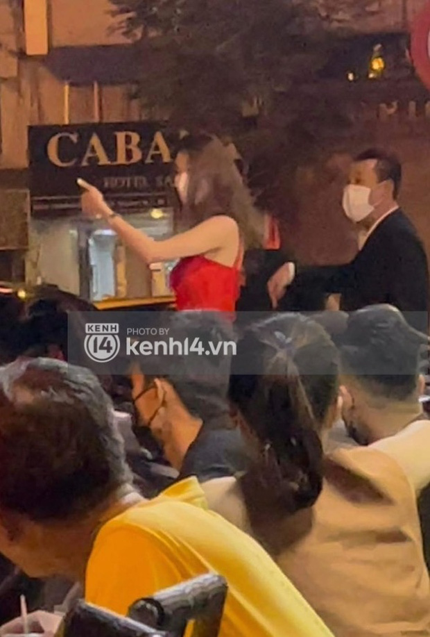 HOT: Tóm gọn đại gia Đức Huy đi xe 30 tỷ sánh đôi và có cử chỉ tình tứ với diễn viên Khánh My vào tối Noel!-2