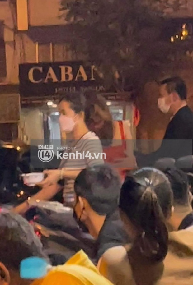 HOT: Tóm gọn đại gia Đức Huy đi xe 30 tỷ sánh đôi và có cử chỉ tình tứ với diễn viên Khánh My vào tối Noel!-4