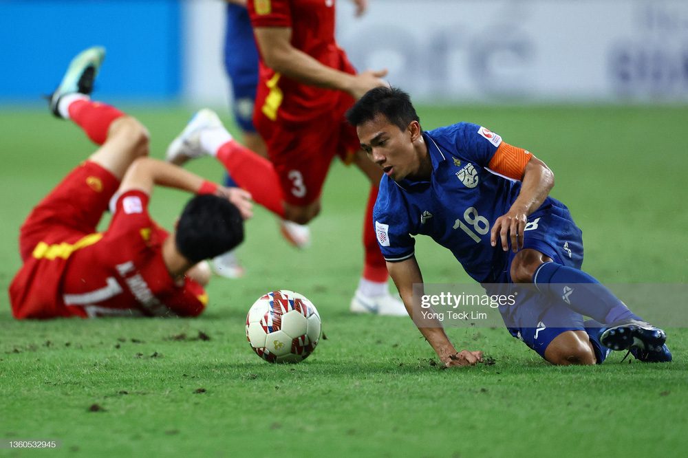 Thói quen xấu của ĐTVN: Cứ hơi một chút là nhảy dựng lên?-3