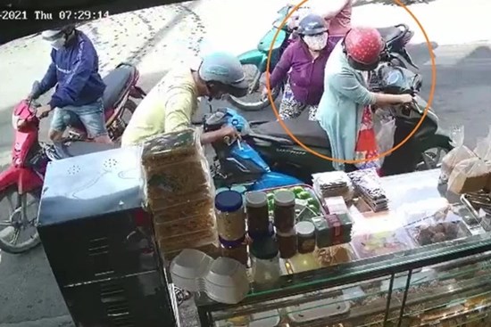 Clip: Dừng xe mua bánh kem, người phụ nữ bị dàn cảnh đụng xe, trộm điện thoại iPhone 11 Pro Max