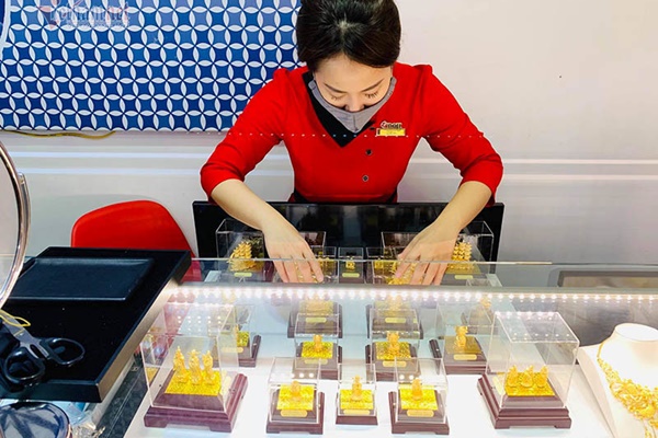 Giá vàng hôm nay 26.12.2021: Dự báo giảm sâu về 45 triệu đồng/lượng-2