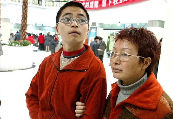 Câu chuyện không thể tin nổi về cậu bé bám càng máy bay trên độ cao 10.000m vẫn sống sót kỳ diệu, ký ức kể lại gây kinh ngạc lẫn ám ảnh-1