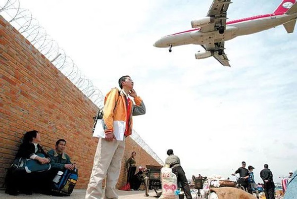 Câu chuyện không thể tin nổi về cậu bé bám càng máy bay trên độ cao 10.000m vẫn sống sót kỳ diệu, ký ức kể lại gây kinh ngạc lẫn ám ảnh-4