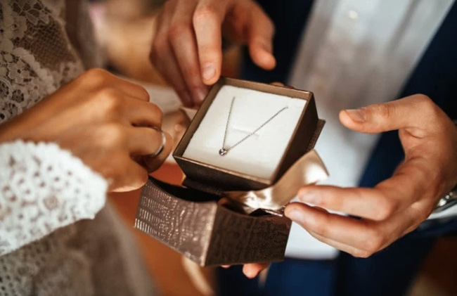 Mở tủ kiểm tra, cô vợ choáng váng phát hiện chồng trộm đi bộ trang sức, danh tính của người mà anh ta tặng đồ mới sốc!-2