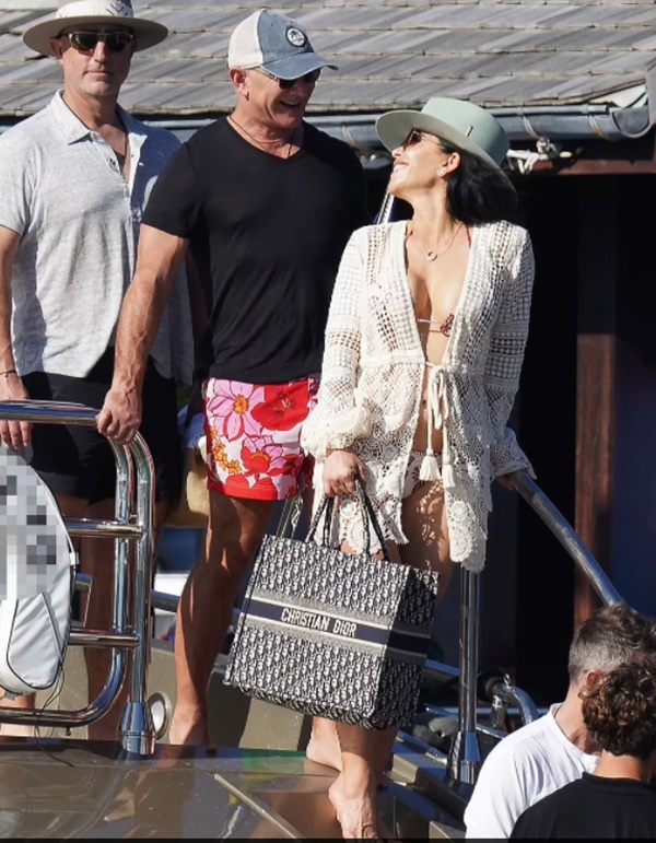 Tỷ phú Amazon cùng người tình mặn nồng nơi đông người, diện mạo hiện tại của cặp đôi bị dư luận mỉa mai-4