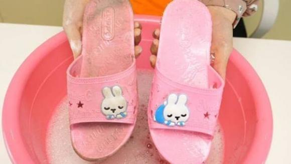 Dép đi trong nhà lâu ngày bị bám bẩn không giặt sạch được? Biết 2 mẹo nhỏ này, dép sẽ sạch như mới ngay lập tức-1