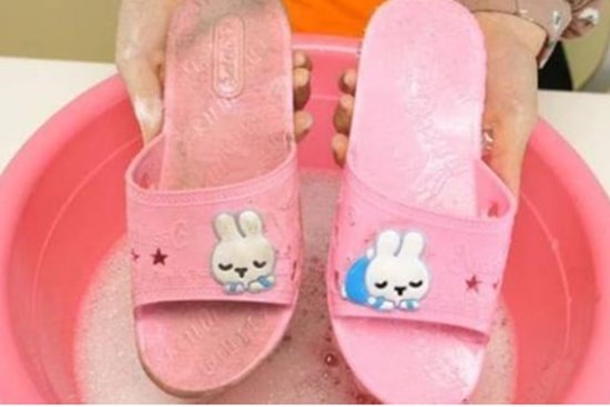 Dép đi trong nhà lâu ngày bị bám bẩn không giặt sạch được? Biết 2 mẹo nhỏ này, dép sẽ sạch như mới ngay lập tức