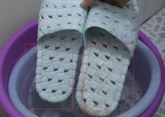 Dép đi trong nhà lâu ngày bị bám bẩn không giặt sạch được? Biết 2 mẹo nhỏ này, dép sẽ sạch như mới ngay lập tức-2