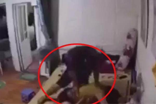 Người phụ nữ hét ối anh ơi trong clip tẩm quất: Chuyên gia xem cũng rợn người-2