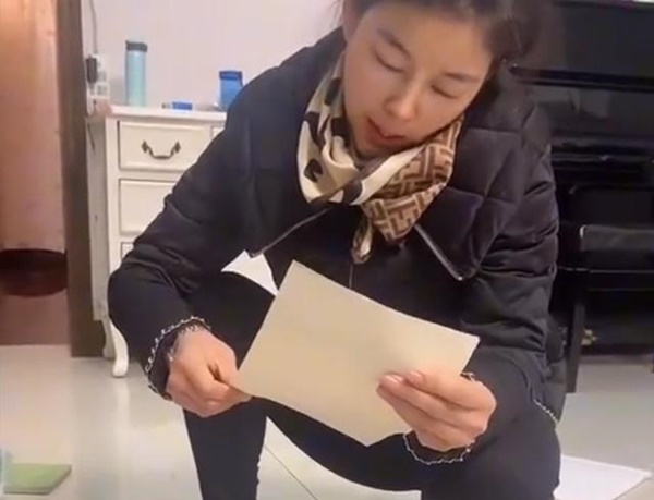 Phát hiện thư tình bạn gái cũ của chồng gửi từ 20 năm trước, vợ thản nhiên đọc và có phản ứng khiến dân mạng thích thú-1