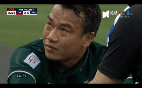 Khoảnh khắc: Thủ môn Thái Lan khóc hết nước mắt khi buộc phải rời sân bằng cáng-1