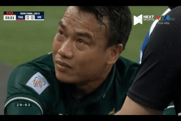 Khoảnh khắc: Thủ môn Thái Lan khóc hết nước mắt khi buộc phải rời sân bằng cáng