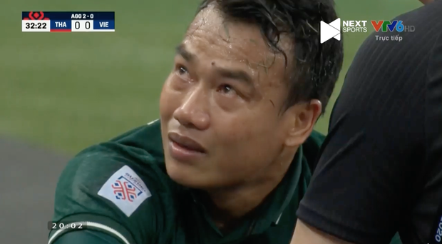 Khoảnh khắc: Thủ môn Thái Lan khóc hết nước mắt khi buộc phải rời sân bằng cáng-2