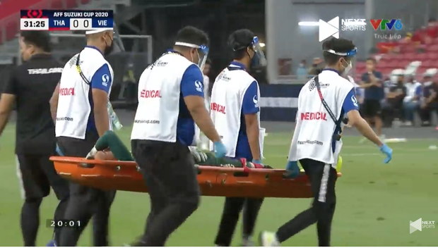 Khoảnh khắc: Thủ môn Thái Lan khóc hết nước mắt khi buộc phải rời sân bằng cáng-3